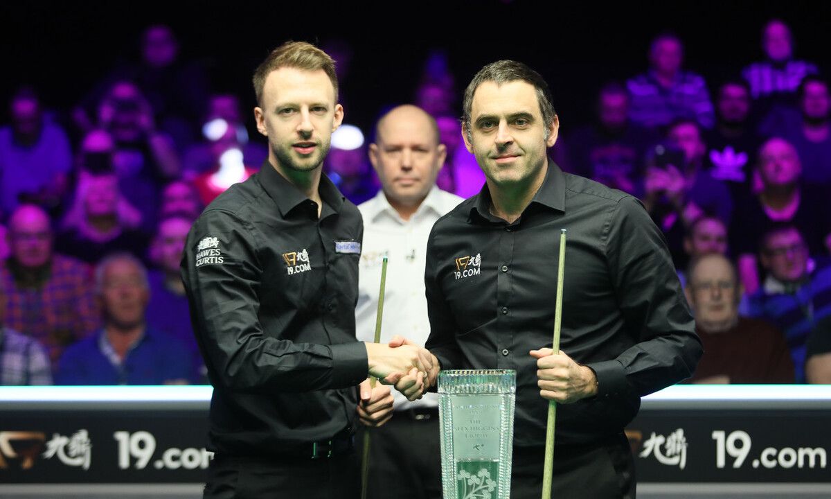 在中场截球 在中场截球